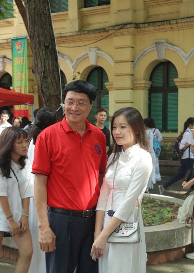 Tà áo dài truyền thống tôn lên vẻ tươi tắn cho cô bạn.