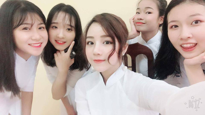 Một ngày sau lễ khai giảng năm học mới, dân mạng đã nhanh chóng lập danh sách những " nữ sinh xinh đẹp hút hồn nhất" mùa khai giảng năm nay. Cô bạn xinh xắn Nguyễn Thủy Tiên (giữa) đến từ trường Lê Hữu Trác - Hưng Yên. Ảnh: Đinh Giang