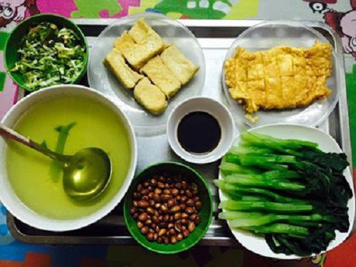Bữa cơm nhiều món chỉ với 20.000 đồng từng khiến dân mạng xôn xao.