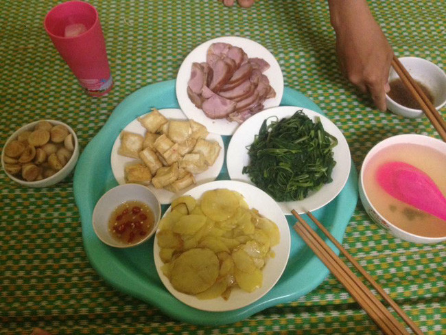 Khéo chi, một anh chồng nấu bữa ăn 55.000 đồng cho cả 2 vợ chồng.