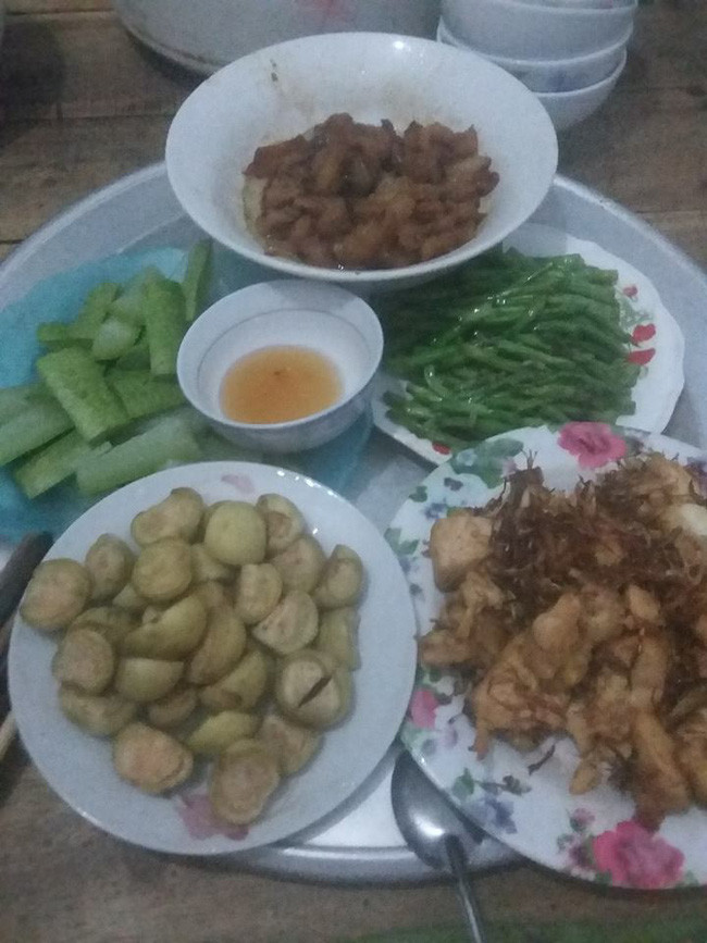 Phục tài các chị em có thể chi tiêu hợp lý, tiết kiệm đến vậy. Mâm cơm này chưa hết 50.000 đồng.