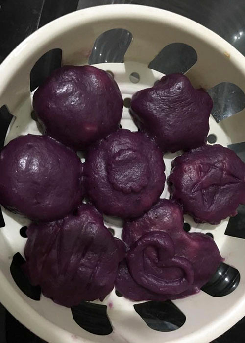 Và đây là những chiếc bánh trung thu khoai lang tím gây "bão" mạng của H.T.H. Bên cạnh hình ảnh dở khóc, dở cười này là đoạn đăng tải: "Đời không như mơ các mẹ ạ. Lúc nặn bánh nghĩ sẽ rất đẹp"...