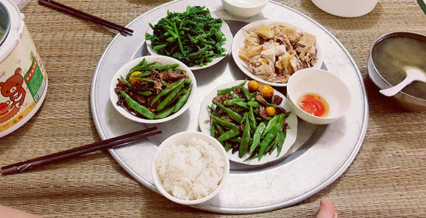 Anh chồng đảm đang này đã lấy lòng được phụ huynh nhà vợ bằng những tài lẻ trong nấu nướng.
