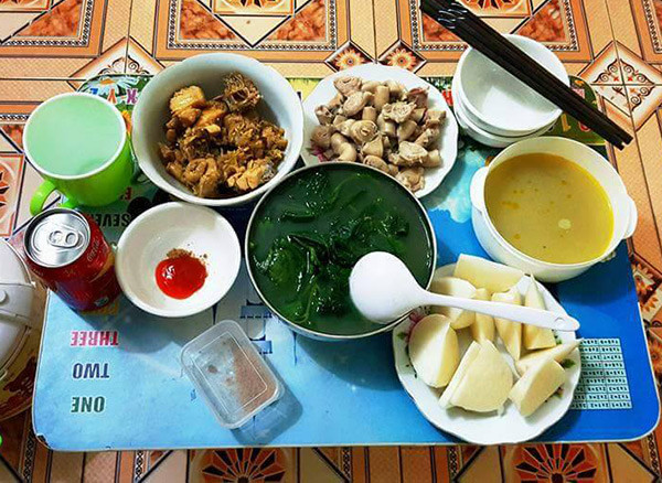 Cặp đôi cho hay, những món ăn đều được chế biến từ nguyên liệu do gia đình gửi nên rất đảm bảo.