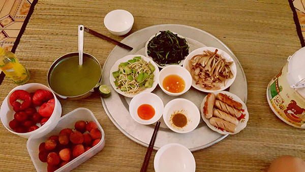 Thời gian gần đây, không ít chị em đăng tải hình ảnh về các ông chồng đảm đang khiến nhiều người phải ganh tỵ. Cô bạn Khánh Hòa (quê Hòa Bình) cũng vừa nhận được mưa like trên Facebook khi đăng tải hình ảnh những mâm cơm do chồng tương lai của cô - anh chàng Công Nghĩa (Hà Nội) trổ tài.