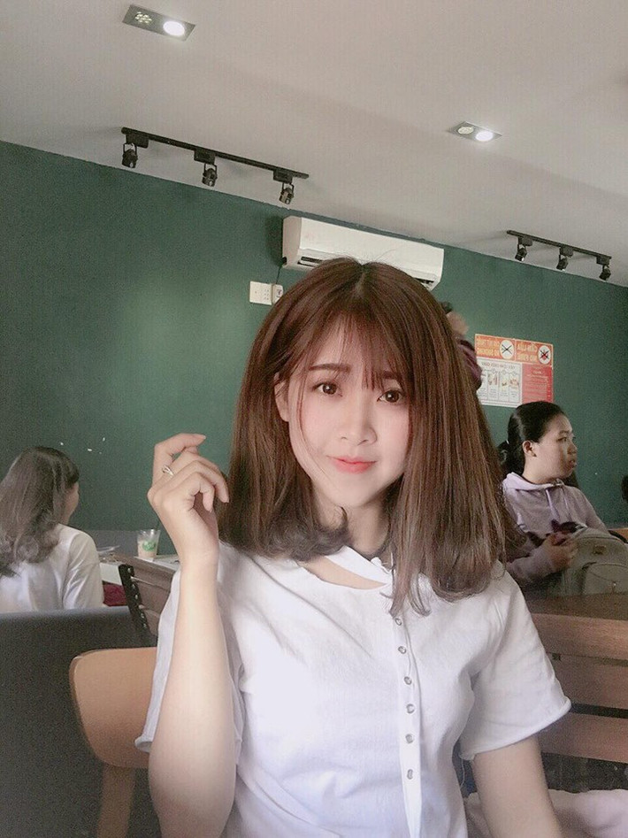 Theo tìm hiểu, cô giáo thực tập đang gây "bão" mạng là Trịnh Thị Thanh Tâm, 22 tuổi, sinh viên khoa Hóa, Đại học Đồng Nai.