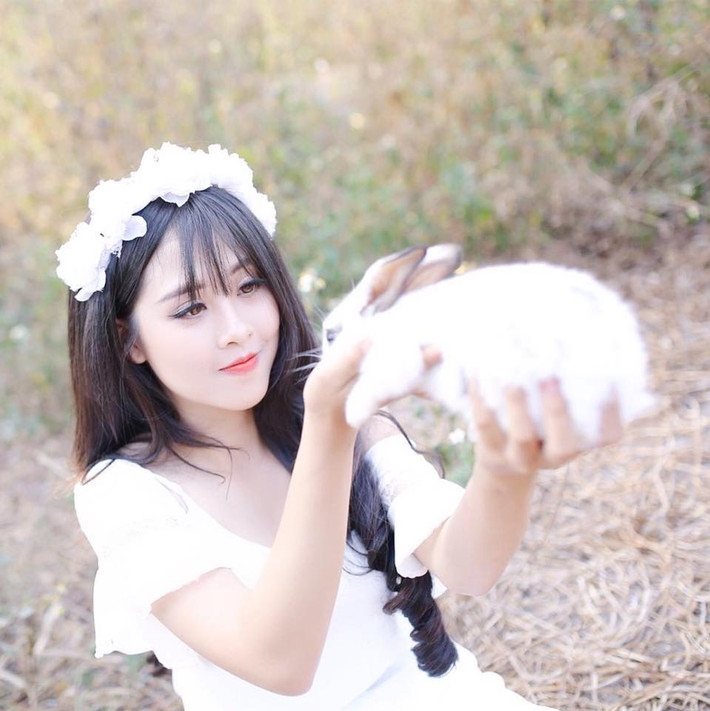 Sở hữu gương mặt xinh đẹp, làn da trắng hồng, cô giáo dạy Hóa tương lai khiến không ít học trò "ngẩn ngơ".