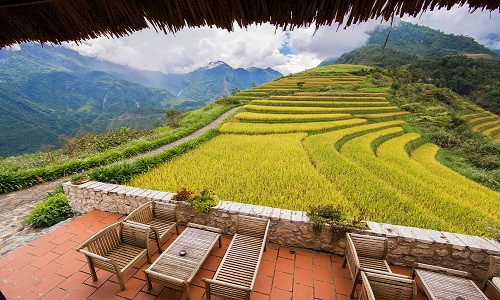 Từ khoảng sân của các phòng nghỉ có thể nhìn ngắm những thửa ruộng bậc thang đẹp mãn nhãn. Ảnh: Mytour.