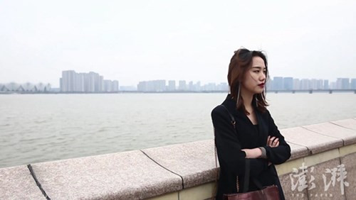 Trở thành những ma-nơ-canh trong các cửa hàng, siêu thị là công việc giúp không ít cô gái có thu nhập "khủng". Công việc của họ là đứng trên một chiếc bàn đặt giữa shop quần áo và liên tục thử đồ theo yêu cầu của khách. Điều này giúp tiết kiệm thời gian mua hàng của khách, vì thế nó khá được ưa chuộng. Ảnh: TGT.