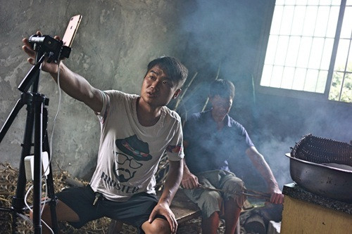 Giới trẻ luôn khiến người ta bất ngờ bởi họ làm những điều đôi khi không tưởng, thậm chí quái chiêu nhưng lại giúp có thu nhập cực "khủng". Đó là câu chuyện của chàng trai trẻ Lưu Kim Ngân (26 tuổi ở Tứ Xuyên, TQ). Hàng ngày, Ngân chỉ xách một chiếc xô ra ruộng và quay livestream nhưng lại thu về khoảng 80.000 tệ (khoảng hơn 270 triệu đồng). Ảnh: Sina
