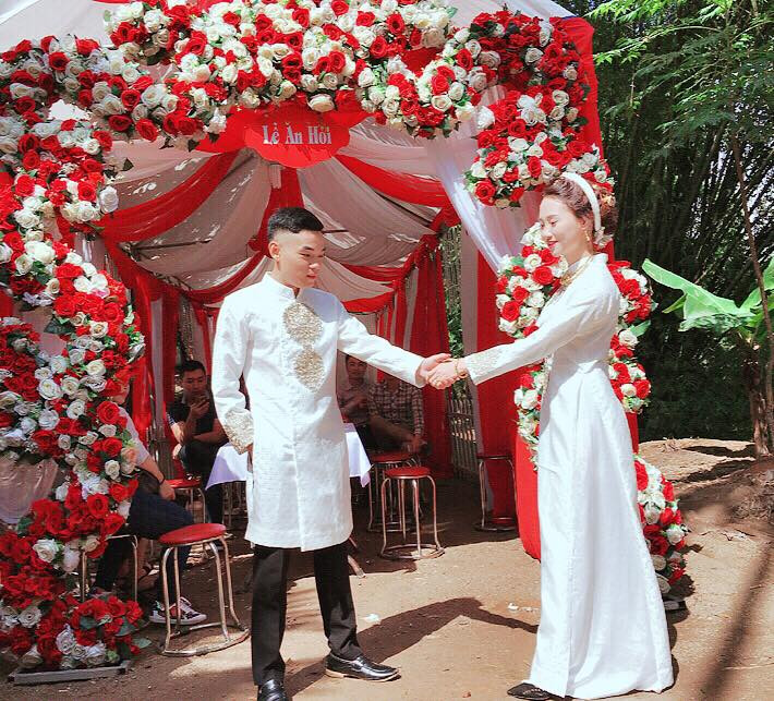 Tuy có những tranh cãi về thú vui của chồng, nhưng cặp đôi cũng rất tình cảm. Nguyễn Hằng cho biết, cuối cùng, bộ truyện vẫn được cô nàng giữ lại.
