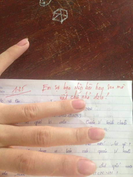 "Em định sống như này đến bao giờ", "Đọc bài của em như đọc 1 cuốn tiểu thuyết, rất dài và khó hiểu" hay "Em nên viết thư pháp vào mùa xuân đi để tăng thêm thu nhập"... là những lời nhận xét có 1-0-2 của thầy.