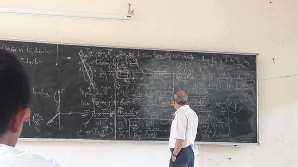 Nhận những "án phạt" từ thầy giáo, nhưng học trò lại nể phục, kính trọng và coi đó như kỷ niệm đáng nhớ của thời cắp sách tới trường. Đó là câu chuyện về cách "trị" trò lười từng gây xôn xao cộng đồng mạng tại trường Đại học bách khoa Đà Nẵng. Thầy Trần Đức Chính (hay được học trò đặt biệt danh là thầy Chính ghi chồng) "trị" tội lười lau bảng của học trò bằng cách viết bài giảng mới lên bảng cũ bẩn.