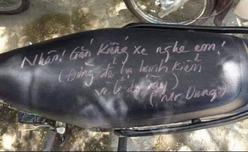 Những chiếc xe không gắn kính chiếu hậu đều bị thầy giáo "điểm danh". Trên yên xe là những dòng nhắc nhở nhẹ nhàng như: "Gắn kiếng và nhắc nhở các bạn cùng thực hiện", hay "Xe rất phong cách! Gắn thêm kiếng xe vào + đội mũ bảo hiểm đúng quy định", "Đừng để hạ hạnh kiểm vì lí do này"...