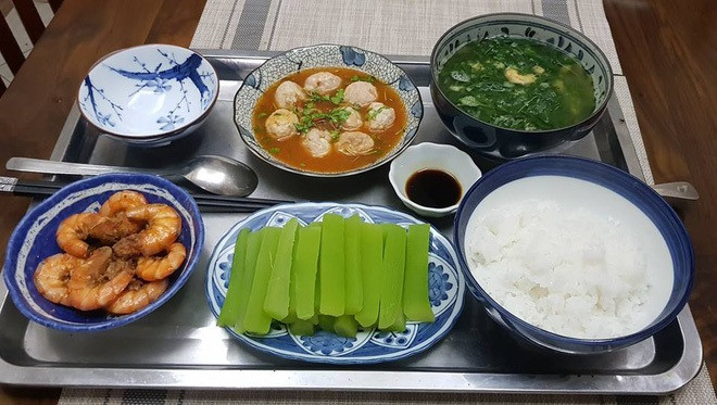 Cách bày biện món ăn tinh tế, ngon mắt cho thấy sự đảm đang, khéo léo của cô Ha Thanh.