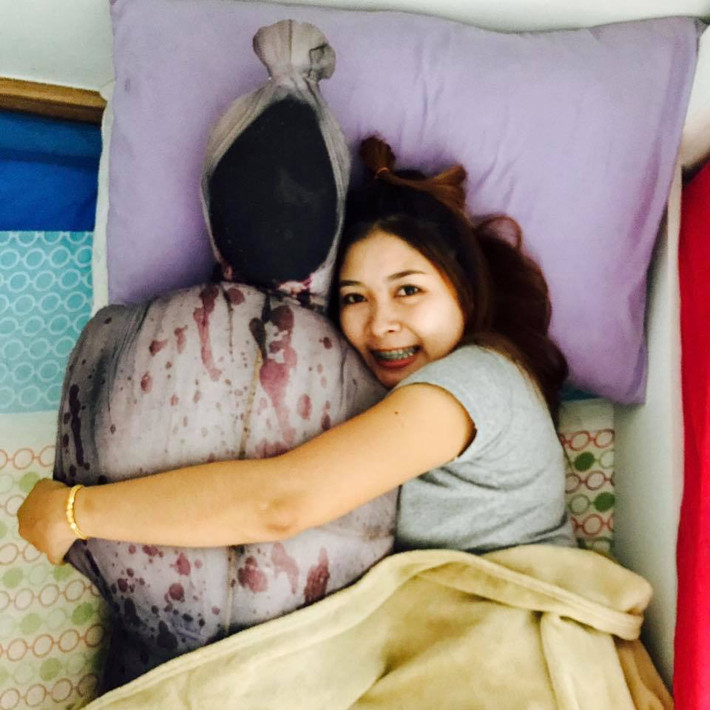 Chiếc gối ôm này mô phỏng hình pocong - tấm vải niệm quanh xác người chết. Theo quan niệm dân gian của Indonesia, trước khi chôn người chết, người ta sẽ quấn quanh cái xác bằng vải trắng từ đầu đến chân, sau đó sẽ được buộc bằng dây thừng ở 3 điểm: ở trên đỉnh đầu, quanh cổ và ở dưới chân. Khi linh hồn người chết còn vương vấn trần gian, không siêu thoát, họ sẽ trở về dưới hình dạng pocong - không mặt mũi, với bộ dạng đáng sợ.