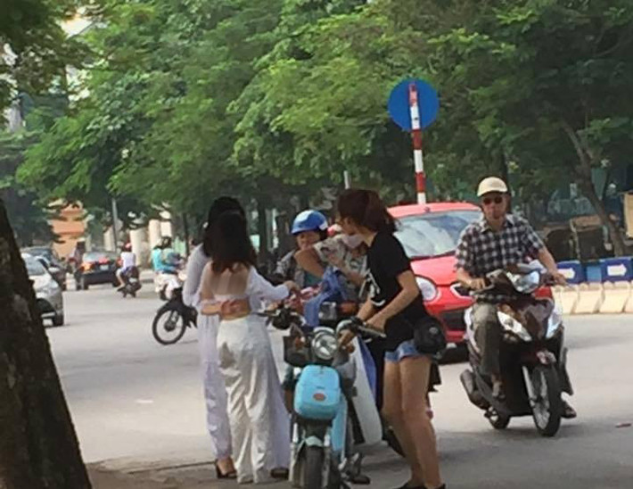 Mới đây, cư dân mạng không ngừng truyền tay nhau loạt ảnh các nữ sinh diện chiếc áo dài rách tả tơi trong ngày khai giảng. Tình huống oái oăm xảy ra do tà áo sau bị cuốn vào bánh xe khi di chuyển.