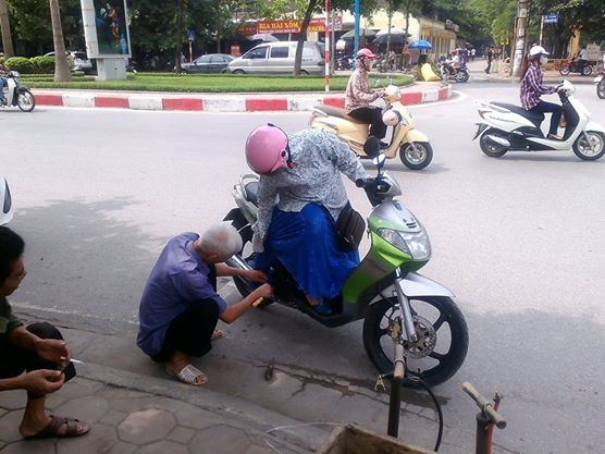Không ít lần, váy áo khiến chị em gặp sự cố "khó đỡ".