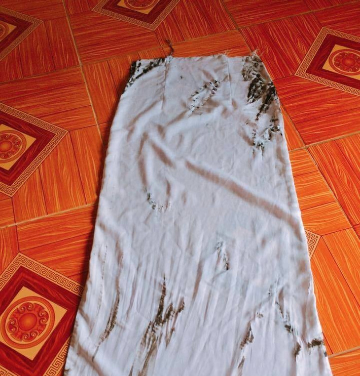 Hình ảnh tà sau áo dài nhàu nhĩ, đứt lìa khỏi thân áo sau sự cố thu hút sự chú ý và làm bùng nổ tranh luận trên các diễn đàn, trang mạng. Bên dưới hình ảnh là hàng loạt chia sẻ của dân tình. Nickname Minh Anh than thở: "Áo dài thật đẹp nhưng nếu không may thì đạp trúng tà thì ngã sấp mặt, gặp trời mưa thì tốn bột giặt... Áo dài mà đạp xe thì tất nhiên phải cảnh giác với cái bánh xe".