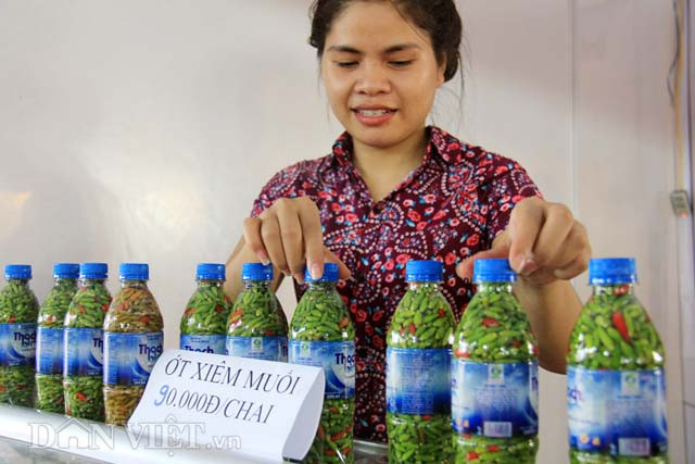 Ông Huỳnh Hồng (sinh 1975), ở thôn Ra Long, xã Sơn Mùa, cho biết: 'Với 7 cây đã trồng ở góc vườn, cứ 1 tuần hái được khoảng 0,8kg, dư tiền mua thịt, cá". Được biết năm nay do mưa lũ về muộn nên hiện ớt rừng vẫn còn nên giá bán chỉ từ 180-250.000 đồng/kg trái tươi, thấp hơn so với cùng kỳ các năm trước khoảng 100.000 đồng/kg.