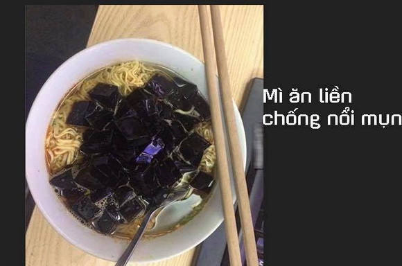 Không ít lần, dân mạng tá hỏa khi các cô vợ đăng hình món ăn thảm họa do chồng nấu. Những món độc dị này đã được "500 anh em Facebook" đặt cho những cái tên "kêu" chát chúa.
