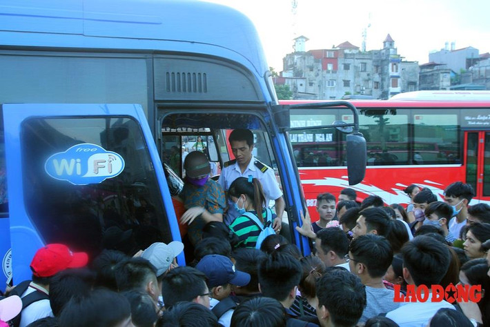 Trong hàng trăm hành khách đang cố gắng được lên xe khách tại bến xe Giáp Bát (Hà Nội) để về quê nghỉ lễ 2/9 có rất nhiều phụ nữ, trẻ em và người già. Tuy nhiên, họ đành phải ngậm ngùi bỏ cuộc, không chen chân nổi với các thanh niên sức dài, vai rộng. Cảnh tượng nhiều người từ phía sau xô đẩy người phía trước và liên tục hò hét, một số thanh niên cũng vội vàng, không nhường phụ nữ chân yếu tay mềm. Ảnh do Lao động ghi nhận tại bến xe Giáp Bát chiều 1/9.
