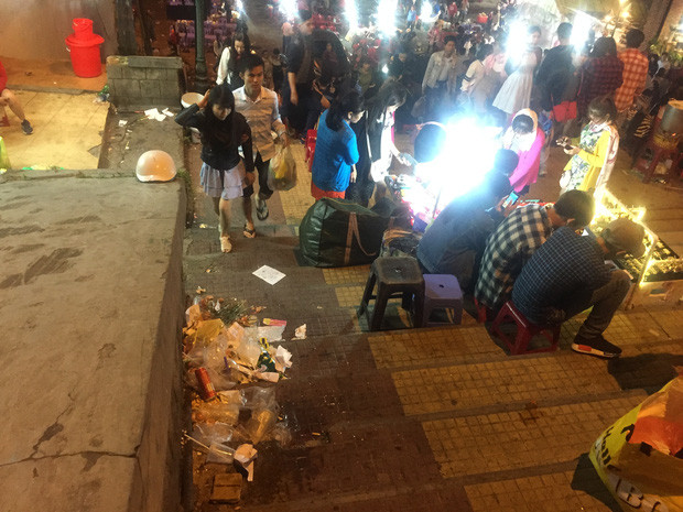 Túi ni lông, vỏ đồ ăn, chai hộp... nằm la liệt nhiều nơi khiến nhiều người lắc đầu ngao ngán. Ảnh: Thời đại.