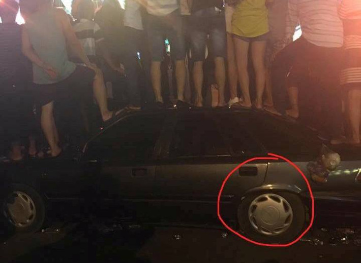Thậm chí, nhiều người còn "chung sức" giẫm lên một chiếc ô tô để "quẩy" nhiệt tình. Hành động thiếu ý thức này đã khiến chiếc xe bẹp rúm, hư hỏng nặng. Ảnh:Khánh's Art