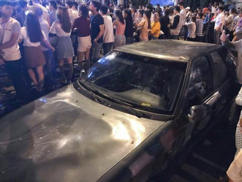 Chiếc xe "đáng thương" sau màn giẫm đạp tập thể của các thanh niên xem ca nhạc đã biến dạng hoàn toàn. Ảnh: Khánh's Art