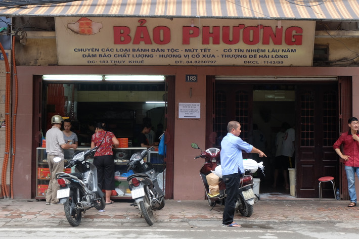 Theo ghi nhận của PV Kiến Thức vào chiều 26/9 và sáng ngày 27/9, không khí mua bánh tại cửa hàng bánh trung thu Bảo Phương - một địa điểm bán bánh trung thu siêu "hot" ở Hà Nội, khá ảm đạm. Lượng khách đến mua hàng thưa thớt và rải rác.