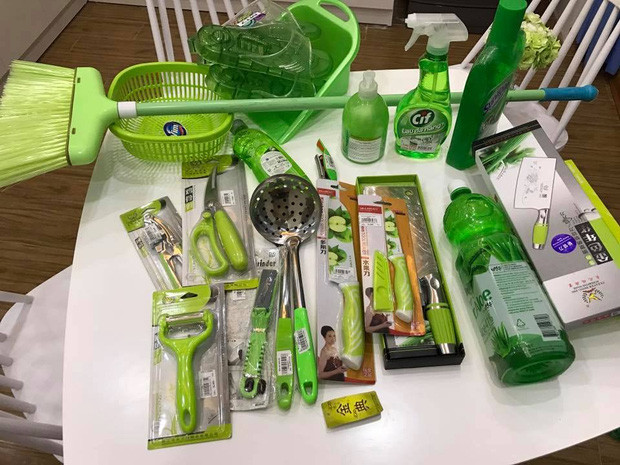 Chưa dừng lại ở đó, nếu "đột nhập" nhà thầy giáo matcha, cư dân mạng sẽ phát hiện dao, thìa, rổ rá, chậu, chổi... nhà thầy đều không hề "lạc tông".