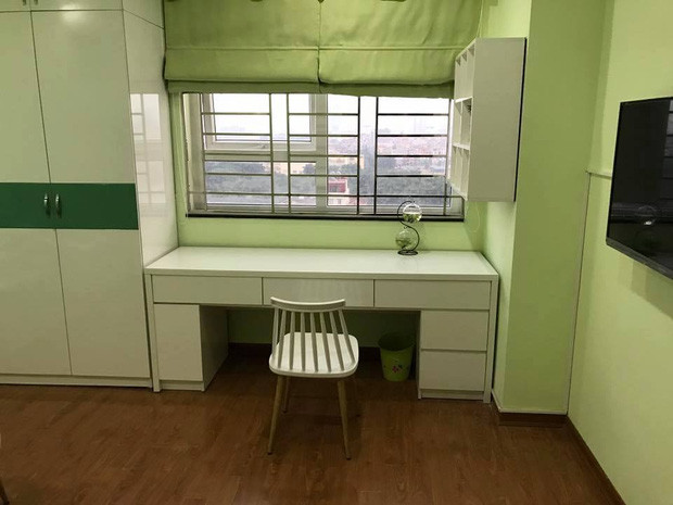 Tường, rèm cho đến tủ quần áo... đâu đâu cũng một màu.