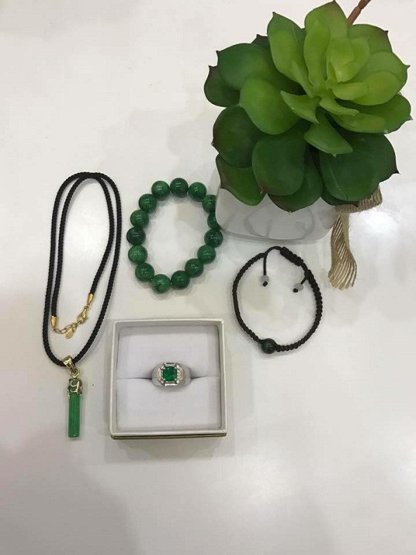 ... Đến các món đồ trang sức, quần áo, tất cả đều có màu xanh.