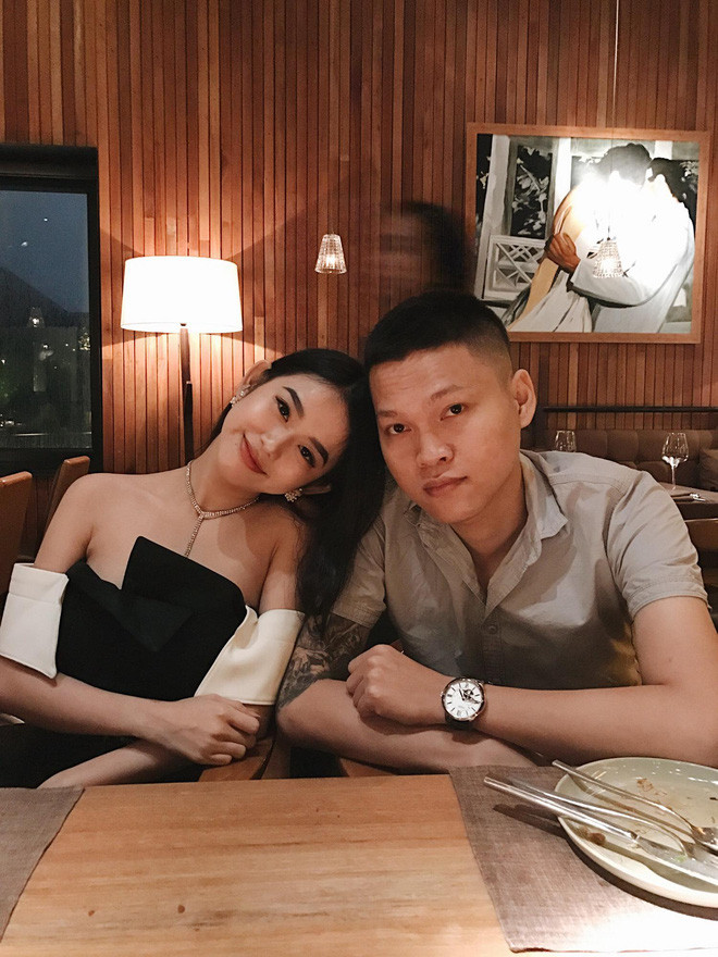 Theo chia sẻ của nhân vật nữ chính, vì cô là người "mê tiền" nên ông xã tâm lý đã dành tặng món quà độc đáo như vậy. "Em bằng lòng với cuộc sống hiện tại rồi, em cũng không cần anh ôm hết công việc vào mình để lo lắng cho hai mẹ con, em chỉ cần anh và con luôn yêu thương em. Đối với em, hiện tại đã quá trọn vẹn rồi' - là những dòng tâm sự mà cô vợ trẻ gửi tới ông xã của mình.