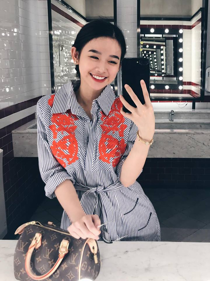 Đôi mắt cười và nụ cười tươi tắn giúp Đan Thư dễ dàng lấy được thiện cảm của người đối diện.