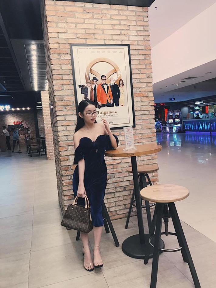 Vóc dáng cao, đường cong quyến rũ giúp Đan Thư tự tin diện những bộ đồ ôm sát cơ thể.