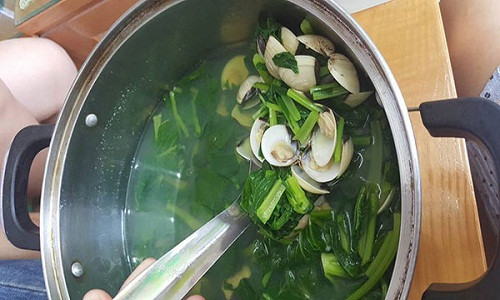 Các ý kiến đồng tình với việc phải bỏ vỏ ngao khi nấu canh cho rằng, việc nàng dâu đoảng nấu canh ngao rau cải như vậy, có bị "mẹ chồng nhìn từ đầu đến cuối" thì không có gì lạ.