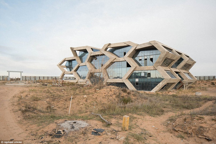 Ordos được coi là thành phố ma lớn nhất Trung Quốc với nhiều công trình xây dựng bị hoang. (Nguồn: Daily Mail)