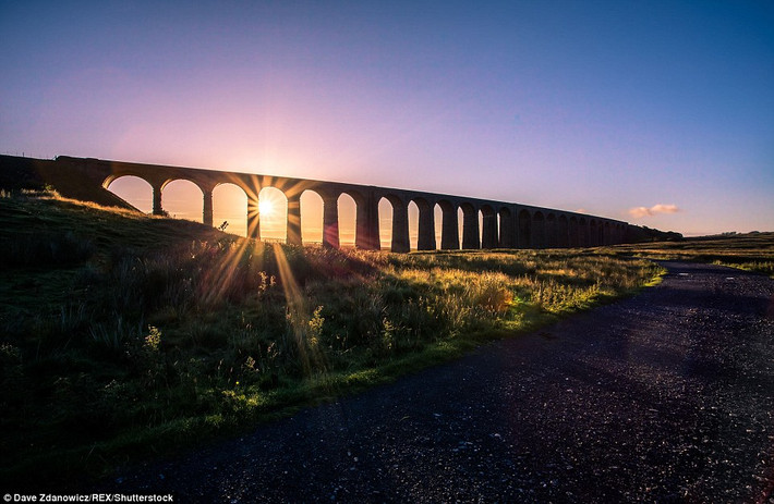 Nắng sớm xuyên qua cây cầu Ribblehead Viaduct nổi tiếng ở Yorkshire. (Nguồn: Daily Mail)