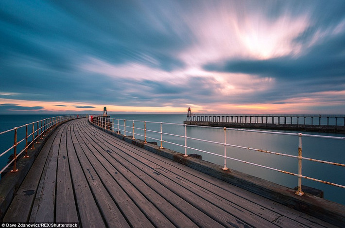 Khung cảnh vắng lặng đến xao long tại cầu cảng ở Whitby, Yorkshire. (Nguồn: Daily Mail)