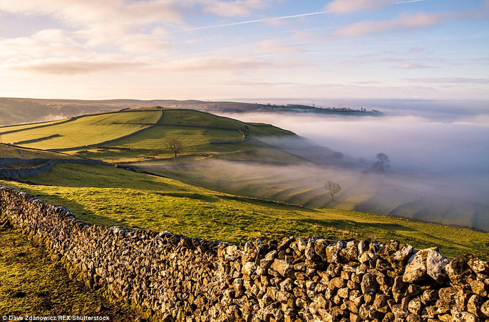 Những bức tường đá trải dài và thảo nguyên bát ngát là đặc trưng của cùng Malham, Yorkshire. (Nguồn: Daily Mail)