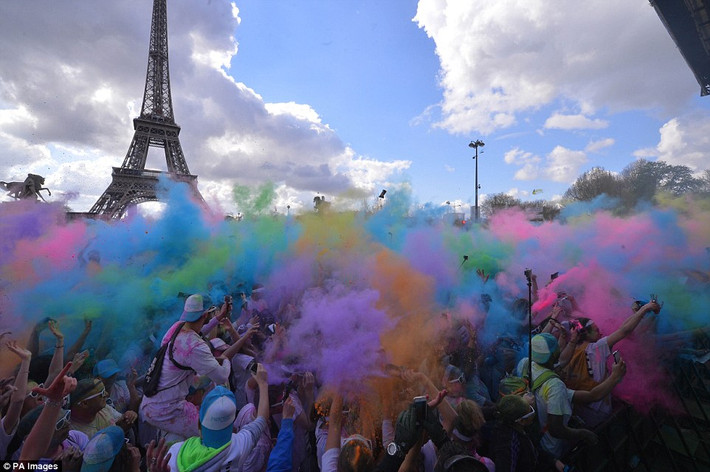 Bột màu phủ kín trên đầu những người tham gia sự kiện Colour Run 2016. (Nguồn: Daily Mail)