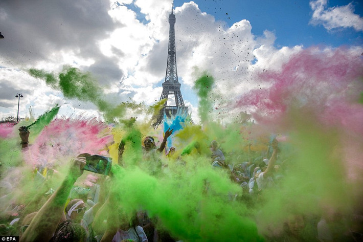 Cả thành phố Paris như được “tắm” trong lễ hội sắc màu , khi các loại bột màu được tung vào hàng nghìn người chạy dọc bờ sông Seine tới tháp Eiffel. (Nguồn: Daily Mail)