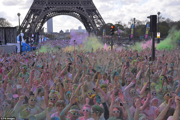Hàng nghìn người hào hứng tham gia lễ hội sắc màu Colour Run 2016 tại thành phố Paris, Pháp. (Nguồn: Daily Mail)