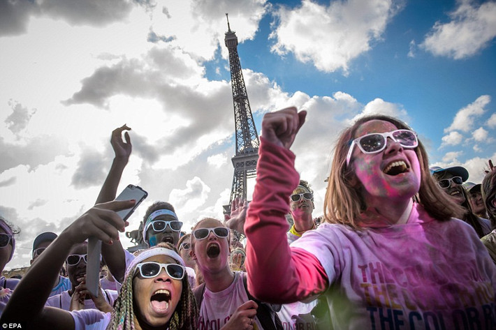 Tại sự kiện Colour Run 2016, mọi người chạy trên đoạn đường dài 5km. (Nguồn: Daily Mail)