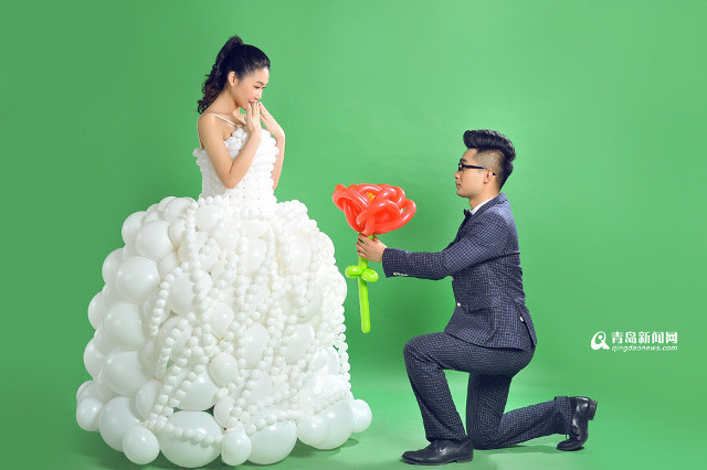 Trong một bức ảnh cưới của họ, Lu đã trao cho bạn gái bông hoa cũng được làm từ bóng bay.