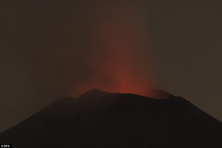 Núi lửa Popocatépetl ở Mexico bắt đầu phun trào trở lại vào rạng sáng 18/4, khiến tro bụi bốc cao hơn 3km lên bầu trời. (Nguồn: Daily Mail)