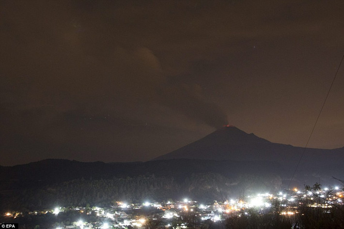 Tro bụi núi lửa Popocatépetl phun trào nhanh chóng bao trùm khu vực với 25 triệu người sinh sống ở Puebla, Mexico. (Nguồn: Daily Mail)
