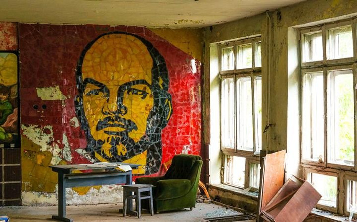 Bức tranh nhà lãnh đạo Lenin trên bức tường tronh một nhà hát tại thị trấn Skrunda-1. (Nguồn: Telegraph)