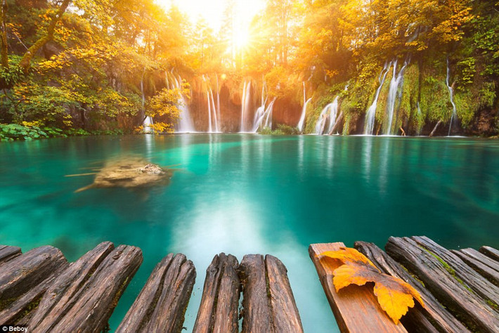 Hoàng hôn đẹp như mơ trong vườn quốc gia Plitvice, Croatia. (Nguồn: Daily Mail)